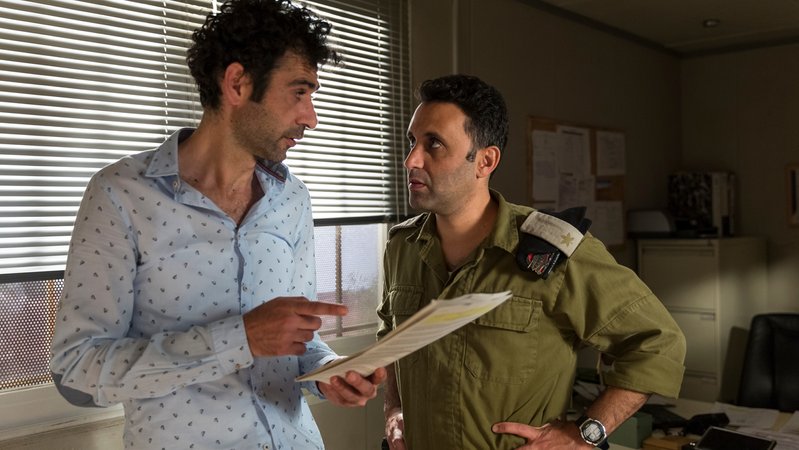 Eben noch der Trottel am Set der Soap "Tel Aviv  On Fire", wird Salam vom israelischen Kommandeur kreativ in die Mangel genommen. (Filmszene)