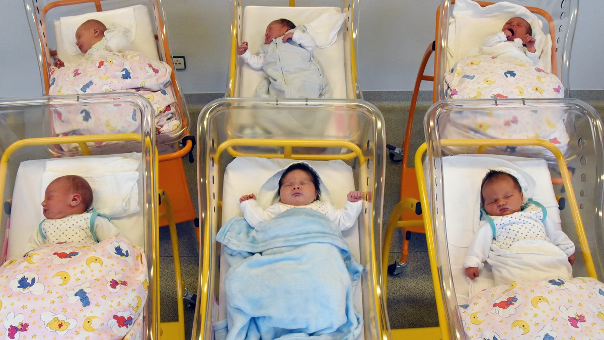 Neugeborenenstation mit sechs Säuglingen