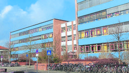 Das Humboldt Gymnasium Vaterstetten mit seiner hellblauen Fassade. | Bild:Edelmann