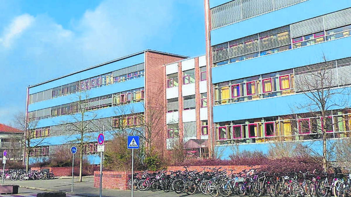 Das Humboldt-Gymnasium Vaterstetten mit seiner hellblauen Fassade