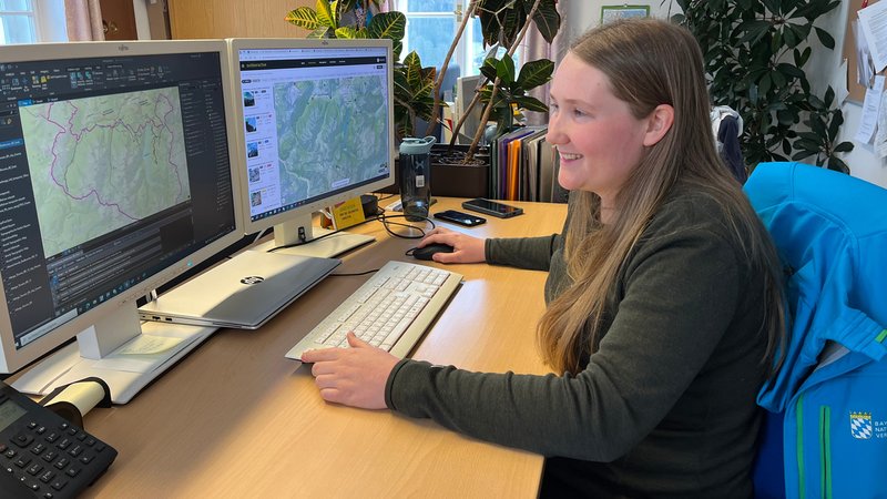 Digitalrangerin Katharina Meyer bei der Arbeit: Sie prüft, welche Tourentipps abseits offizieller Wege sind. | Bild: BR/ Astrid Uhr Digitalrangerin Katharina Meyer bei der Arbeit: Sie prüft, welche Tourentipps abseits offizieller Wege sind.