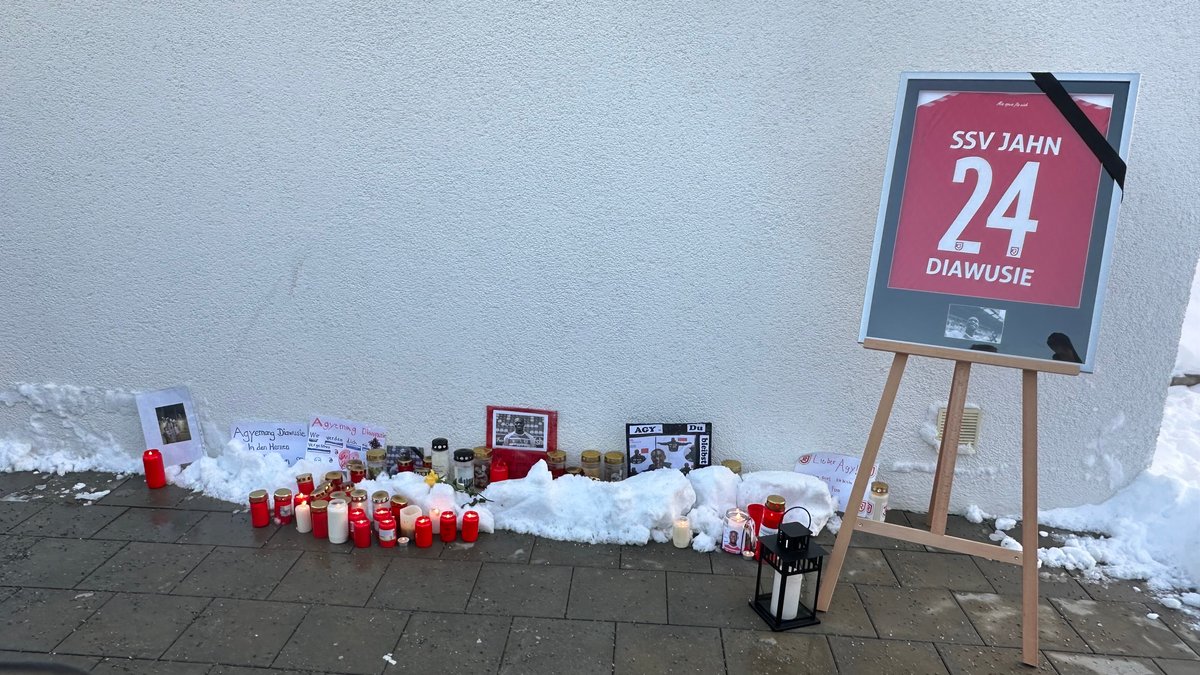 Vor dem Jahnstadion stehen Kerzen und Briefe zur Anteilnahme an Diawusies Tod.