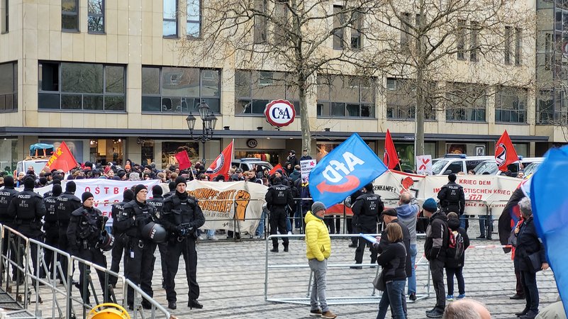 AfD-Anhänger und Gegendemonstranten stehen sich am Nürnberger Jakobsplatz gegenüber.