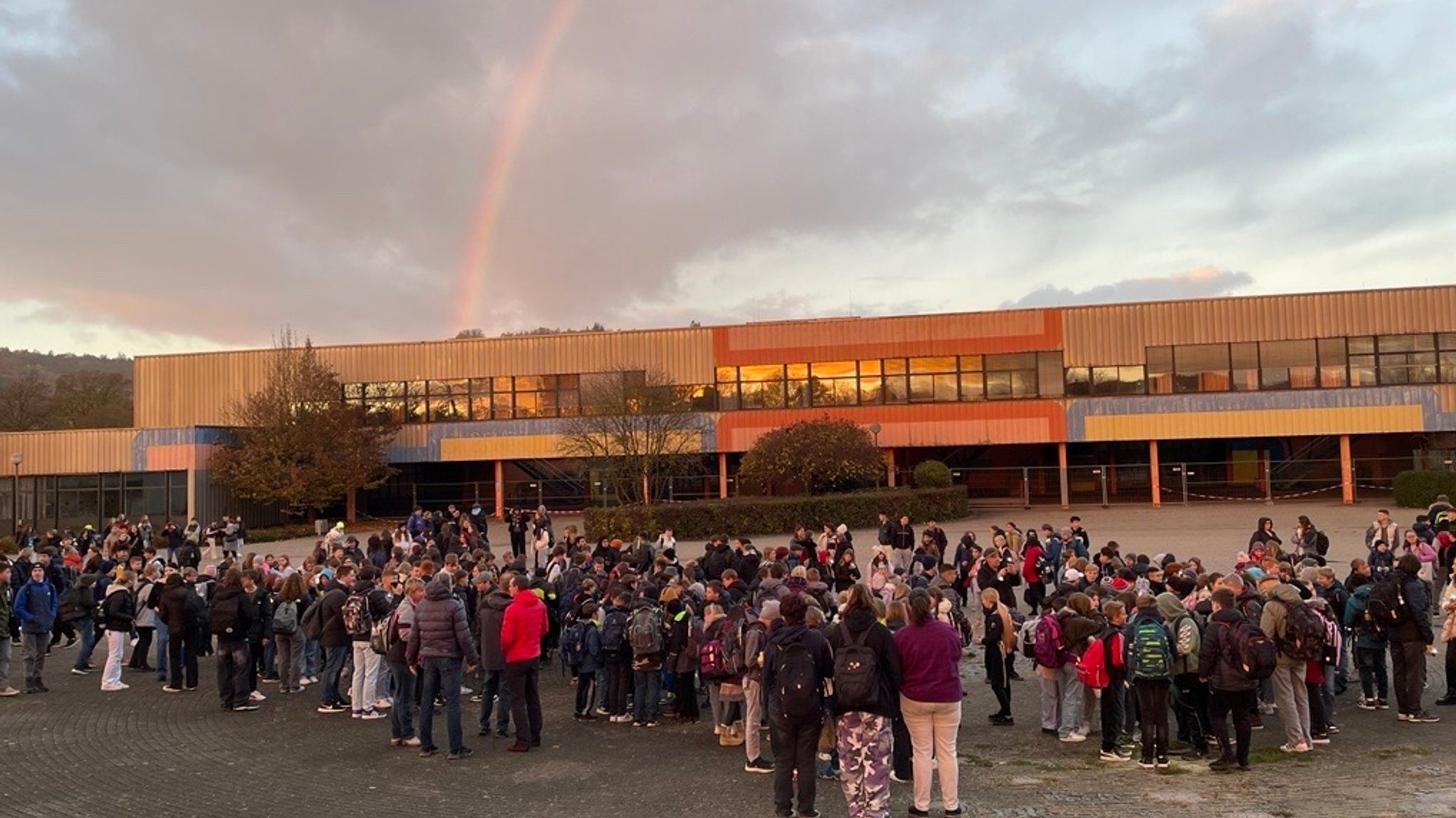 Regenbogen über der Senefelder-Schule in Treuchtlingen