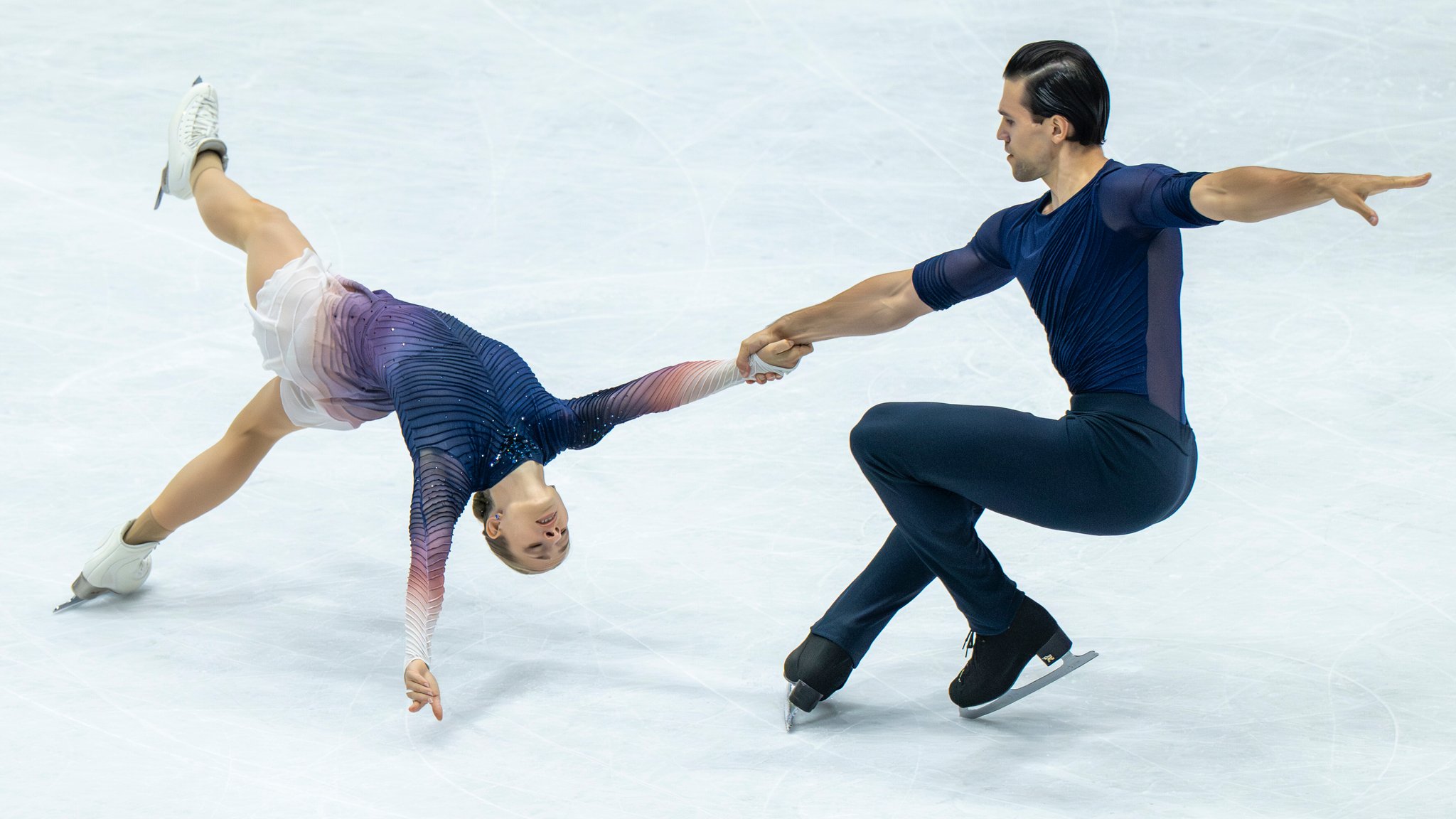 Eiskunstläufer Hase/Volodin gewinnen Nebelhorn Trophy 2025