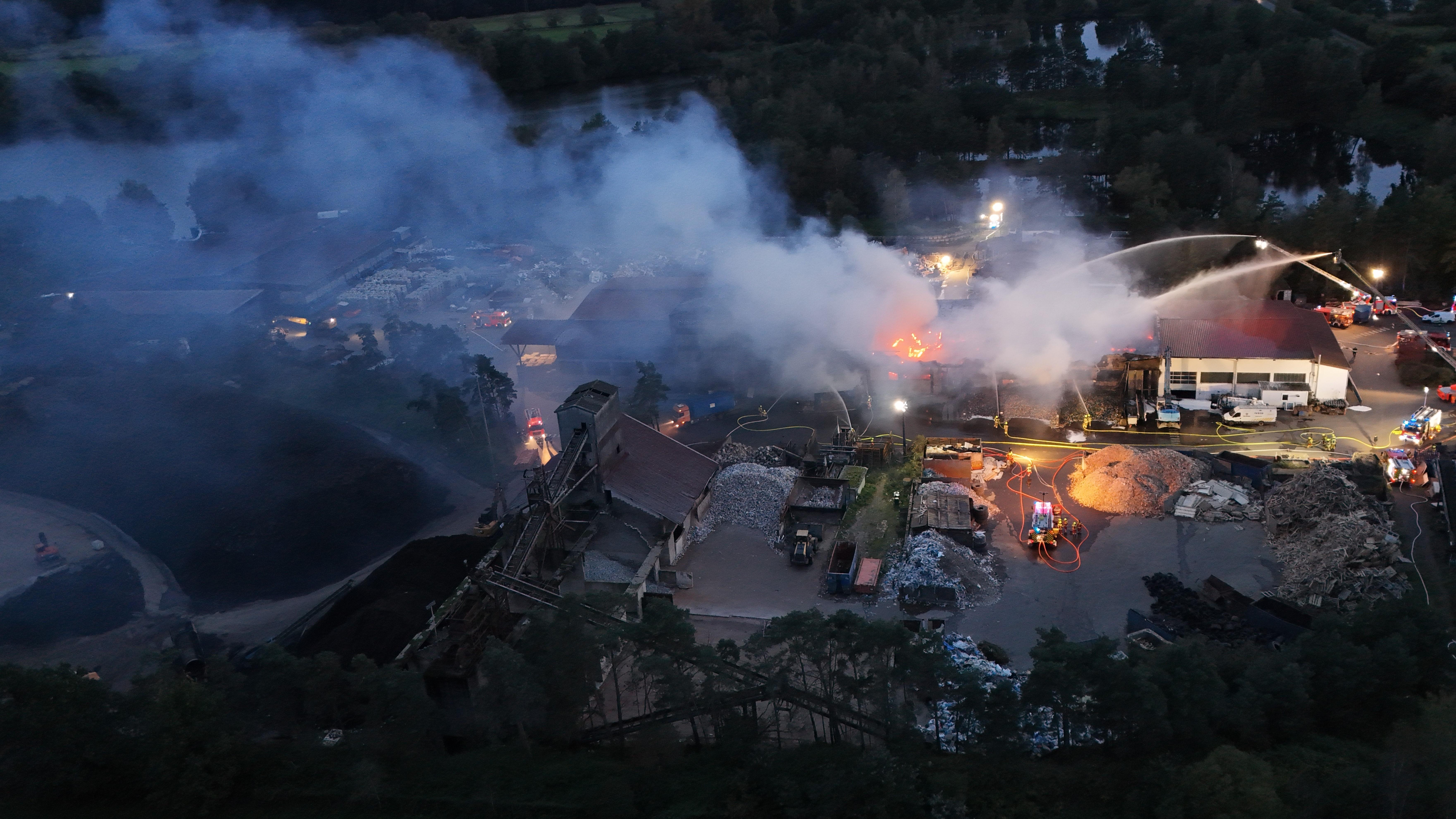 Die Lagerhalle eines Recyclingbetriebs stand in Flammen