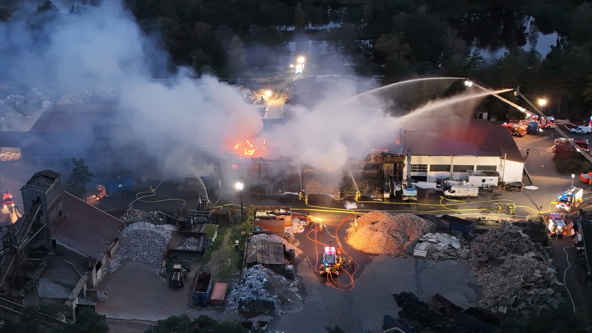 Die Lagerhalle eines Recyclingbetriebs stand in Flammen