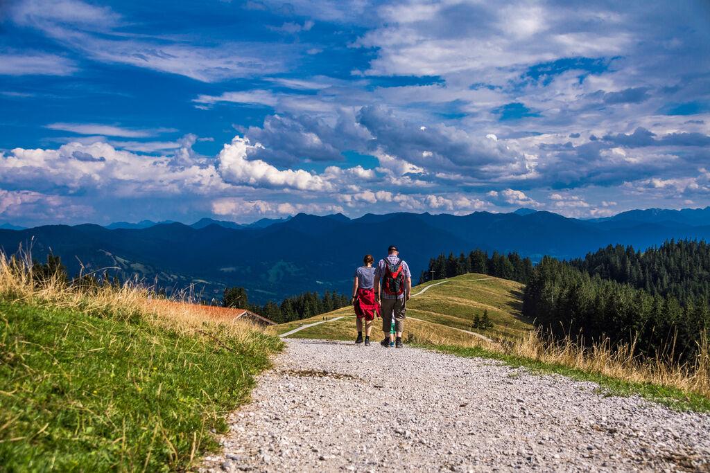 Zwei Wanderer unterwegs in den Bergen
