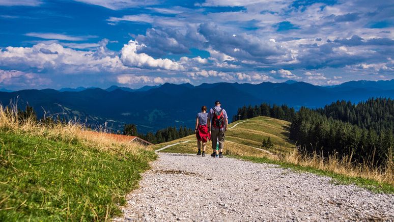 Zwei Wanderer unterwegs in den Bergen | Bild:stock.adobe.com/Andy Ilmberger