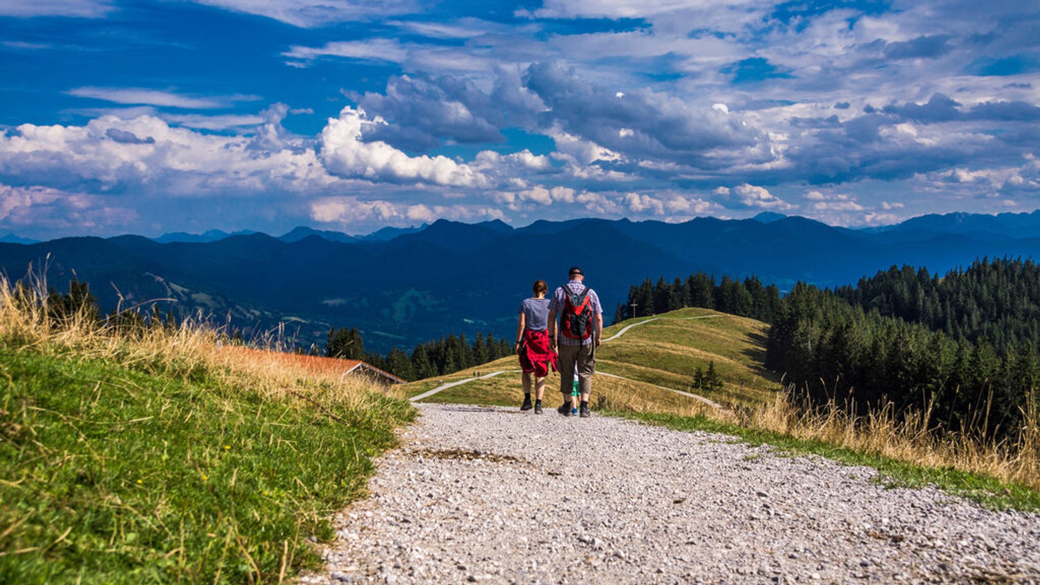 Zwei Wanderer unterwegs in den Bergen