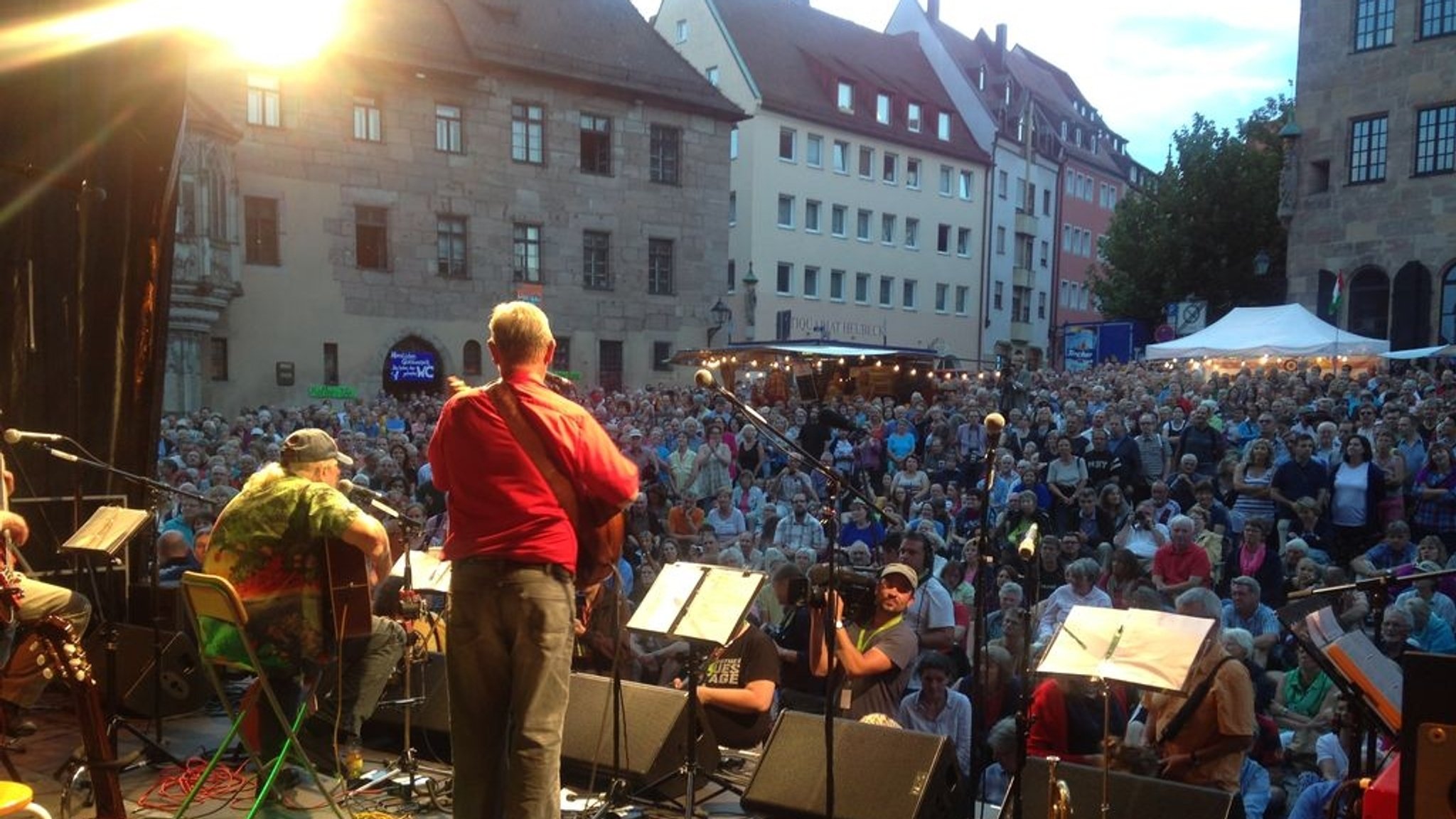 Das Bardentreffen in Nürnberg zieht mittlerweile rund 200000 Besucher an. Die Altstadt gleicht einer Partymeile - acht Bühnen stehen den zahlreichen Liedermachern, Singer-Songwritern und international bekannten Bands zur Verfügung.