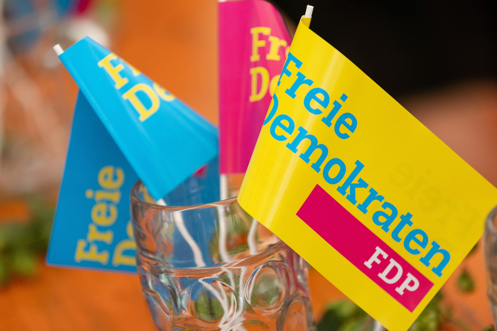 Fähnchen mit dem Schriftzug der FDP stecken am Rande des politischen Frühschoppens auf dem Volksfest Gillamoos am 05.09.22.