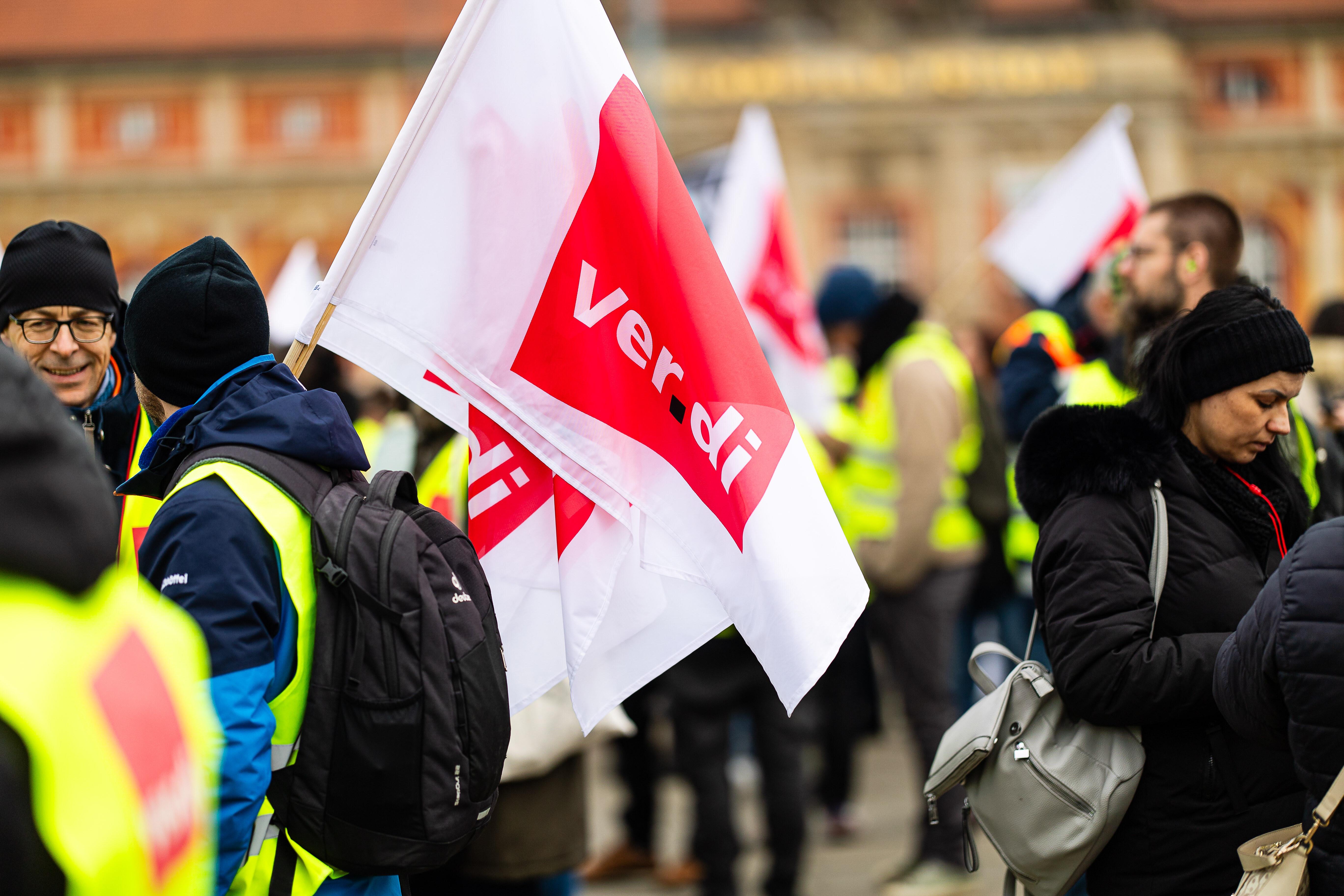 Beschäftigte des öffentlichen Dienst und anderen Betrieben bei einem Demonstration.