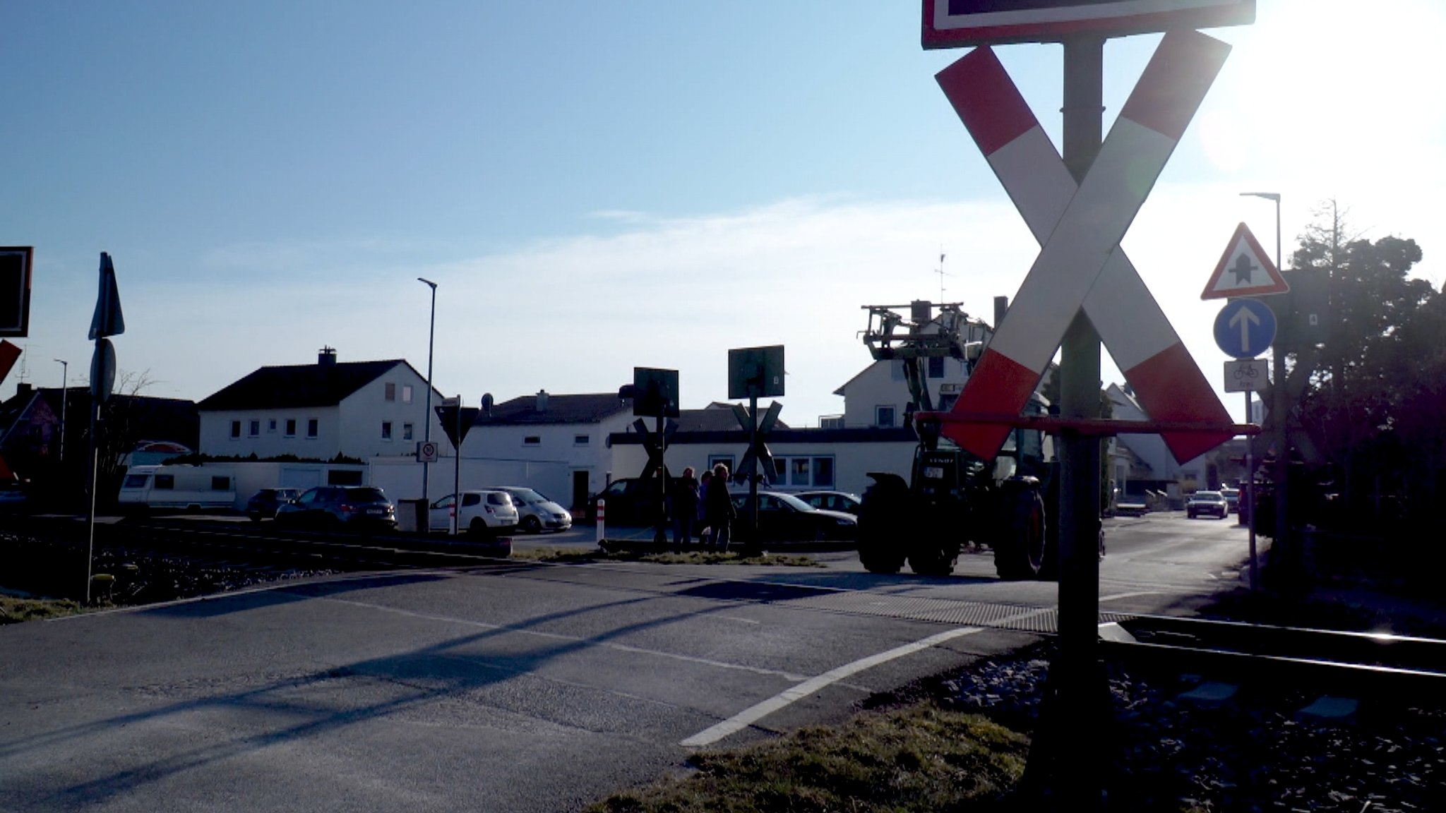 Ein Traktor überquert die Gleise am Bahnübergang in Gerlenhofen