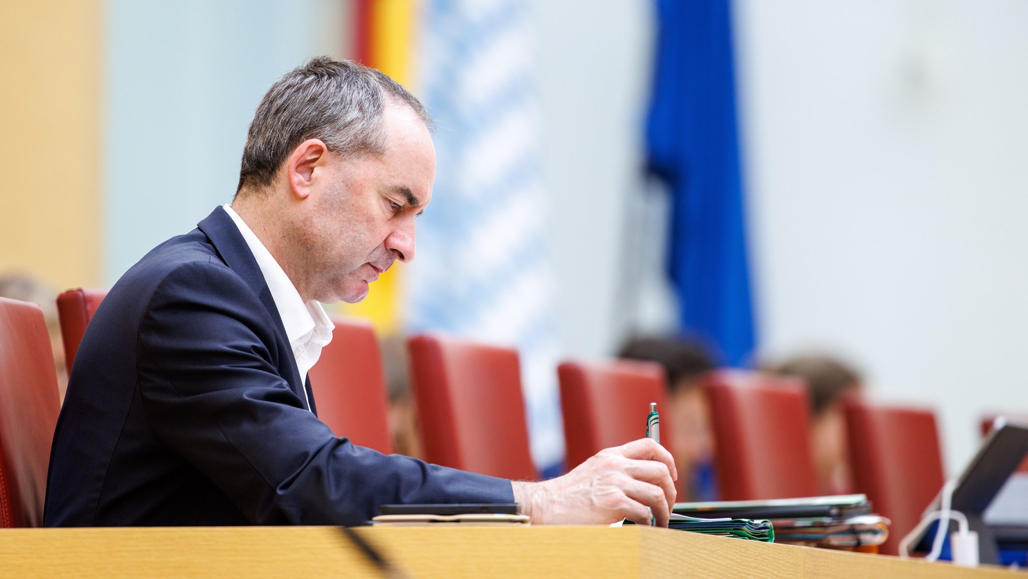 Archivbild: Hubert Aiwanger sitzt während einer Plenarsitzung im Bayerischen Landtag auf seinem Platz