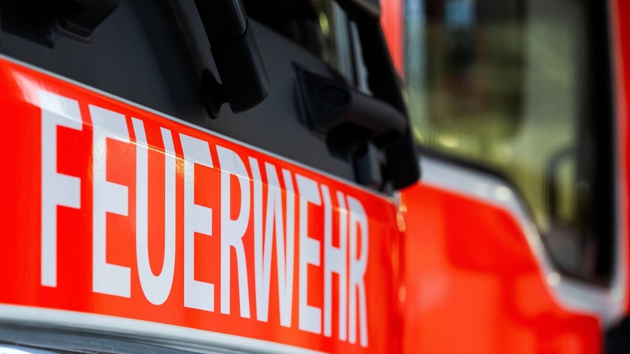 Feuerwehrauto (Symbolbild) | Bild: dpa-Bildfunk/Soeren Stache Feuerwehrauto (Symbolbild)