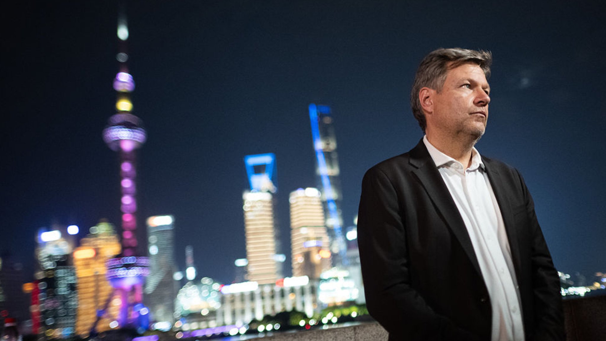 22.06.2024, China, Shanghai: Robert Habeck (Bündnis 90/Die Grünen), Bundesminister für Wirtschaft und Klimaschutz, steht im Rahmen eines Besuchs in der Volksrepublik China an der Uferpromenade ·The Bund· vor der Skyline. Habeck ist bis zum 23. Juni in China. Foto: Sebastian Christoph Gollnow/dpa +++ dpa-Bildfunk +++