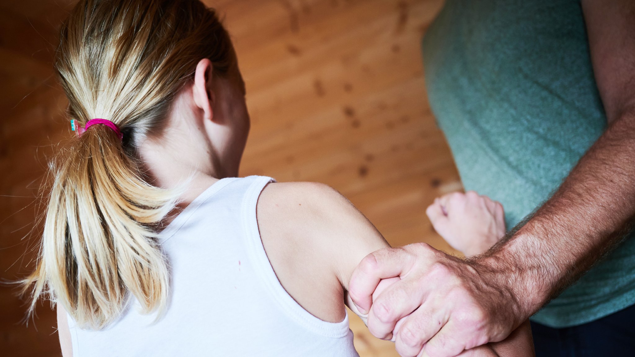 Der Haushaltsentwurf der Bundesregierung sieht das vorzeitige Ende eines Hilfsfonds für Missbrauchsopfer vor. Rückwirkend laufen nach dem 19. März gestellte Anträge ins Leere. Opfer sprechen von einer Retraumatisierung. | Bild: picture alliance/dpa | Annette Riedl Der Haushaltsentwurf der Bundesregierung sieht das vorzeitige Ende eines Hilfsfonds für Missbrauchsopfer vor. Rückwirkend laufen nach dem 19. März gestellte Anträge ins Leere. Opfer sprechen von einer Retraumatisierung.