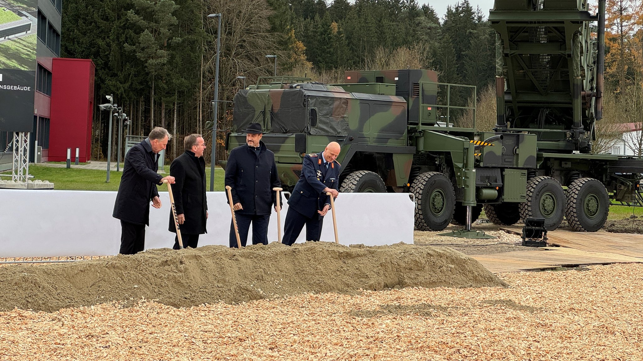 Pistorius beim Spatenstich in Schrobenhausen beim Rüstungskonzern MBDA. 