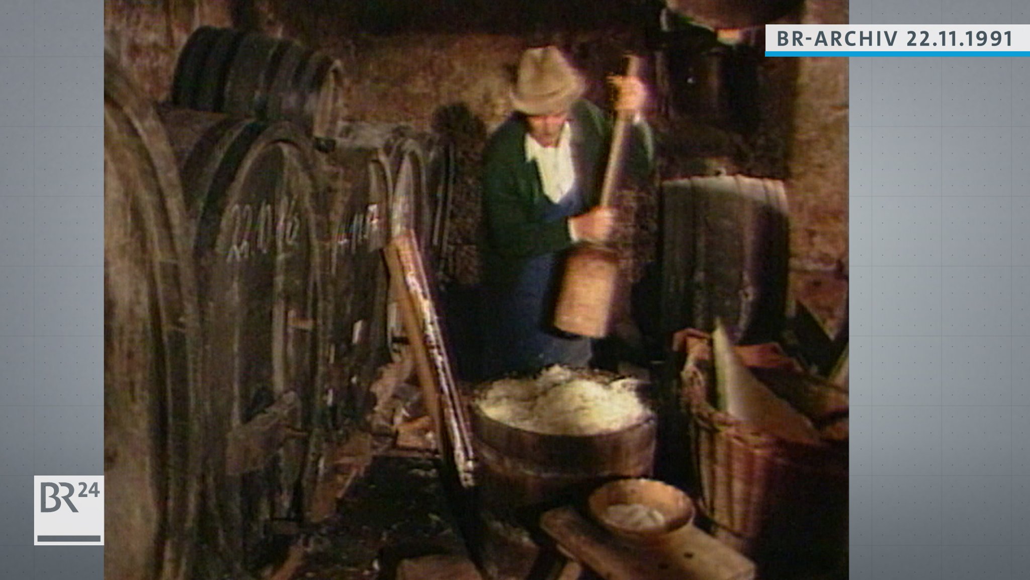 Otto Schäfer beim Stampfen von Sauerkraut