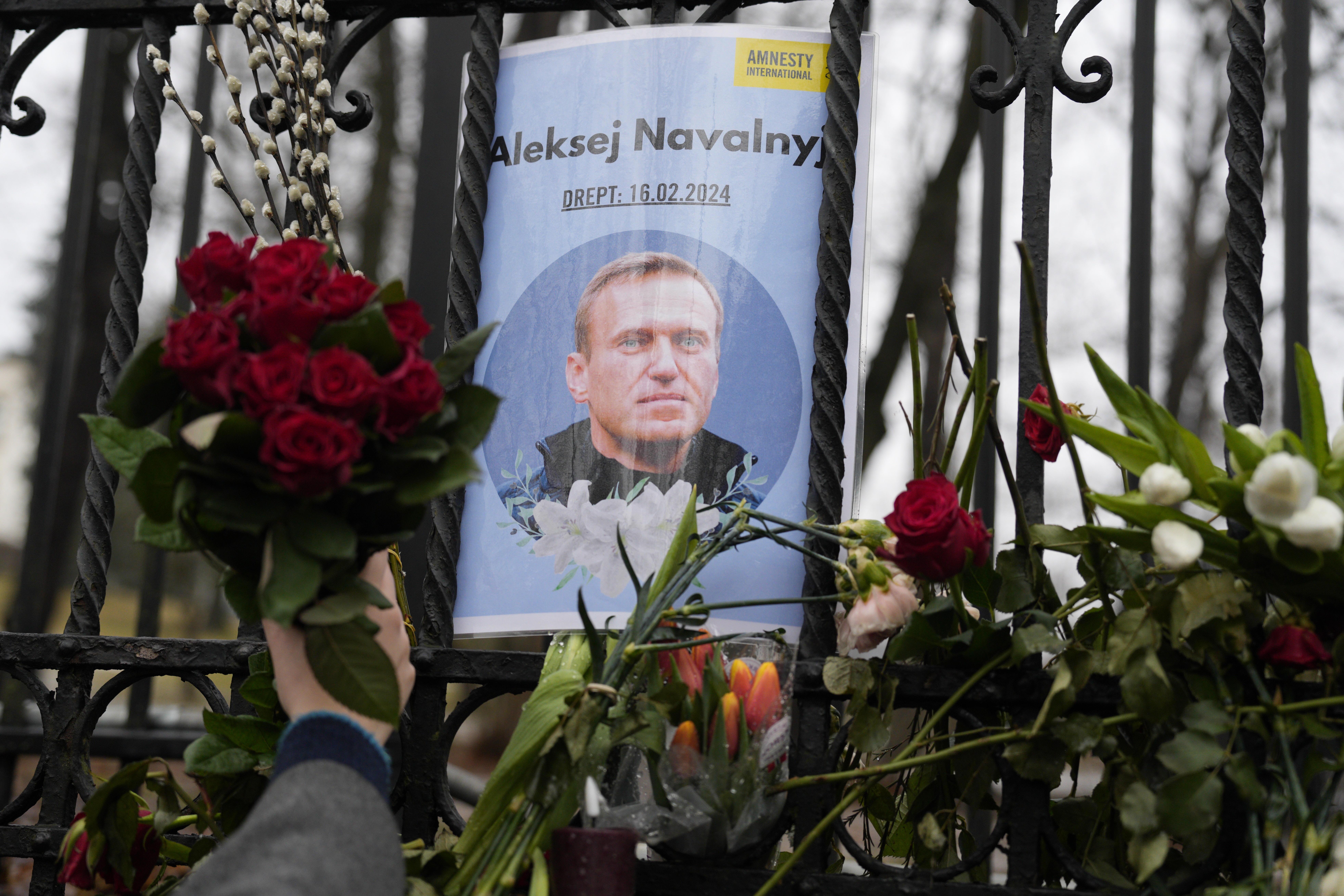 Ein Bild des verstorbenen Oppositionsführers mit roten Rosen