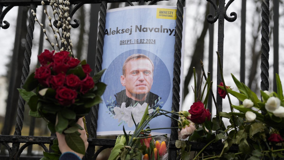 "Schlimmer als ein Verbrechen": Russen über Nawalnys Beerdigung