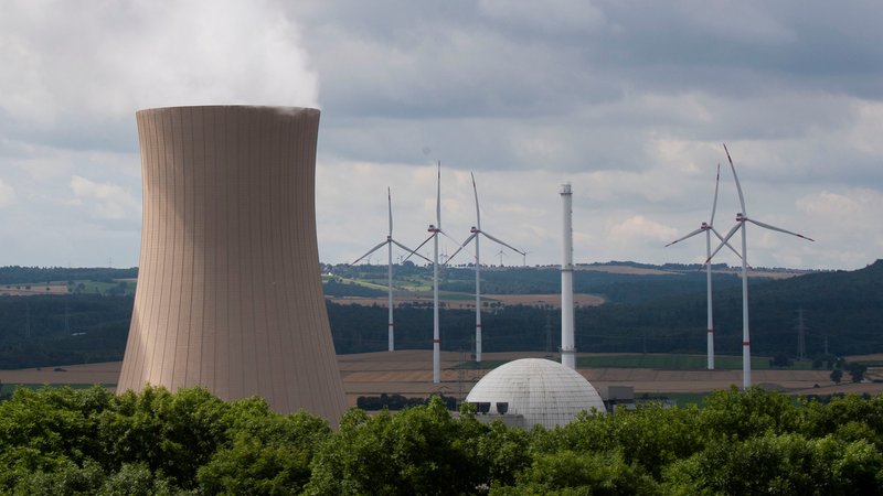 Atomkraftwerk Grohnde und Windräder 2020