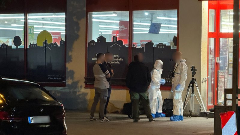 Spurensicherung an einem Supermarkt in München-Sendling. | Bild: dpa-Bildfunk/Friedrich Spurensicherung an einem Supermarkt in München-Sendling.