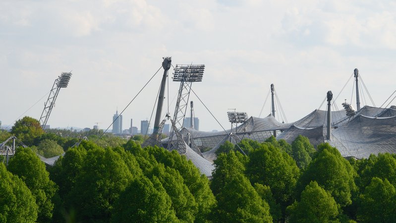 Organisch und leicht: Das Zeltdach des Münchner Olympiastadions | Bild: picture alliance / SZ Photo | Alessandra Schellnegger Organisch und leicht: Das Zeltdach des Münchner Olympiastadions