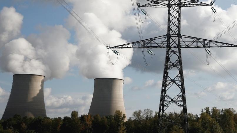 Dampf steigt aus den Kühltürmen des Kernkraftwerks von Electricite de France (EDF) in Belleville-sur-Loire, Frankreich, auf.
