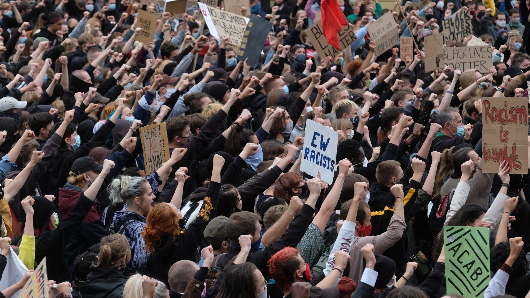 Oft ohne Mindestabstand: Anti-Rassismus-Demo in Leipzig