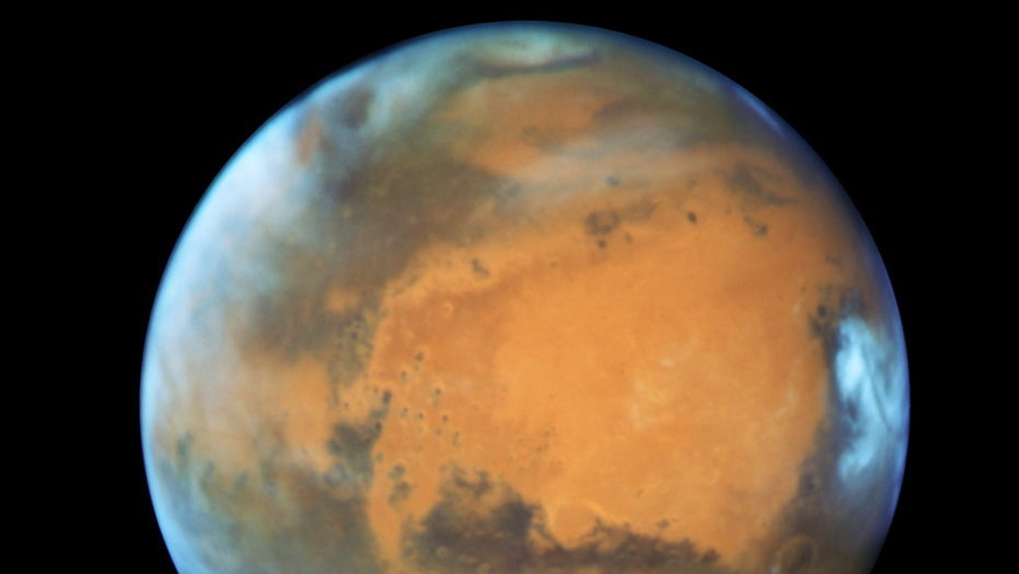 ARCHIV - 12.05.2016, USA, Maryland: HANDOUT - Der Planet Mars, aufgenommen vom «Hubble»-Weltraumteleskop. Mars ist dieser Tage besonders nah an der Erde und kann mit bloßem Auge am Nachthimmel beobachtet werden. Am 13.10.2020 wird die Erde genau zwischen der Sonne und dem Roten Planet stehen. (zu dpa: «Der Mars birgt viel Wasser in der Tiefe») Foto: -/EPA/NASA /HUBBLE/dpa +++ dpa-Bildfunk +++