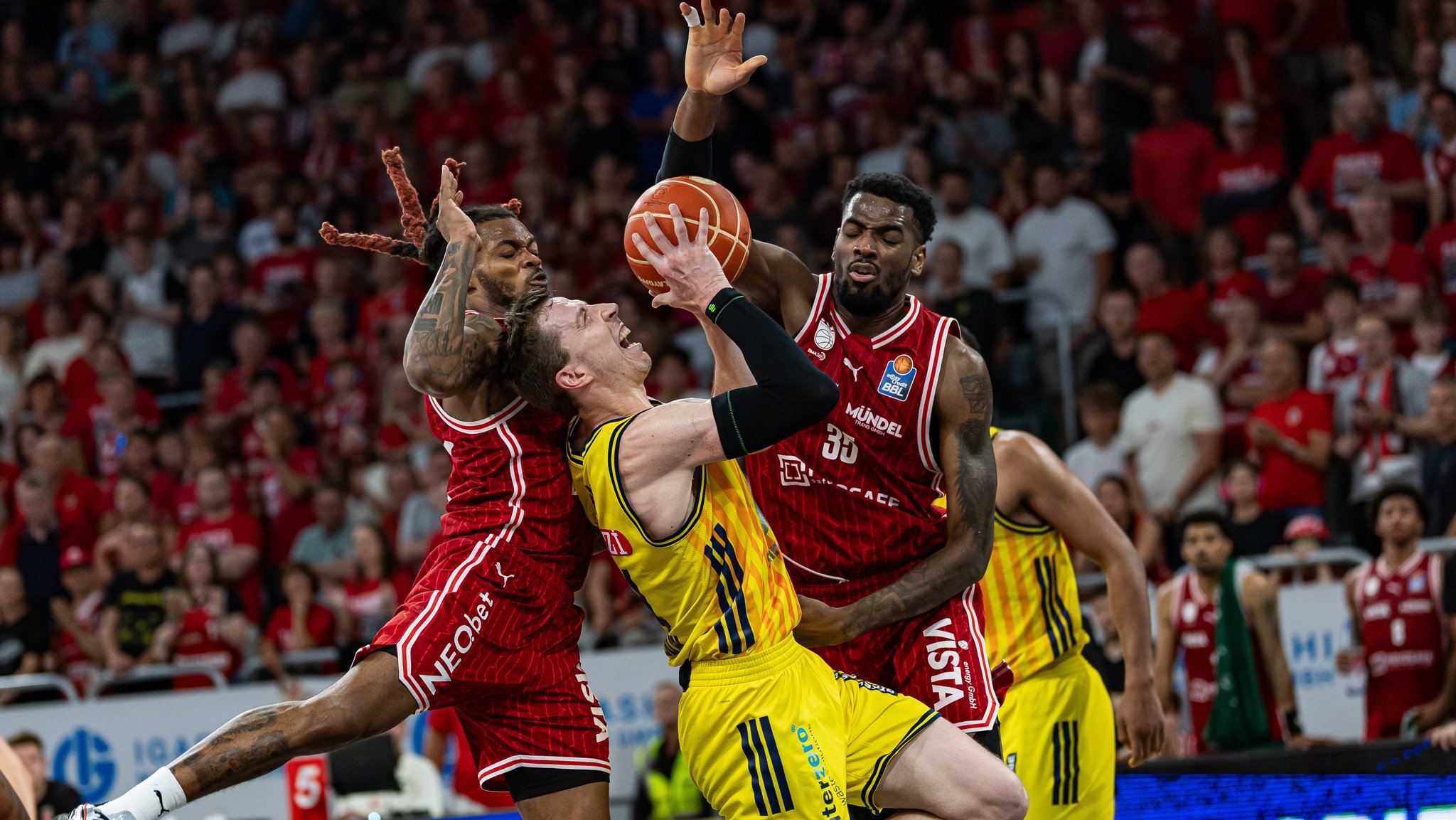 Bamberg gegen Berlin - Spielszene aus der vierten Partie | Bild: picture-alliance/dpa Bamberg gegen Berlin - Spielszene aus der vierten Partie