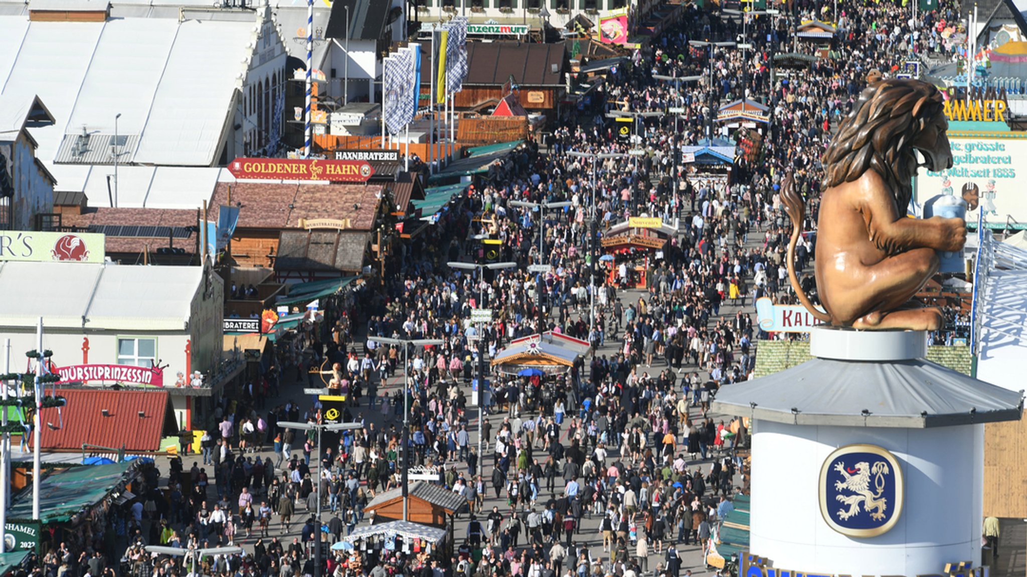 Besucher des Oktoberfests sind vom Riesenrad aus zu sehen.