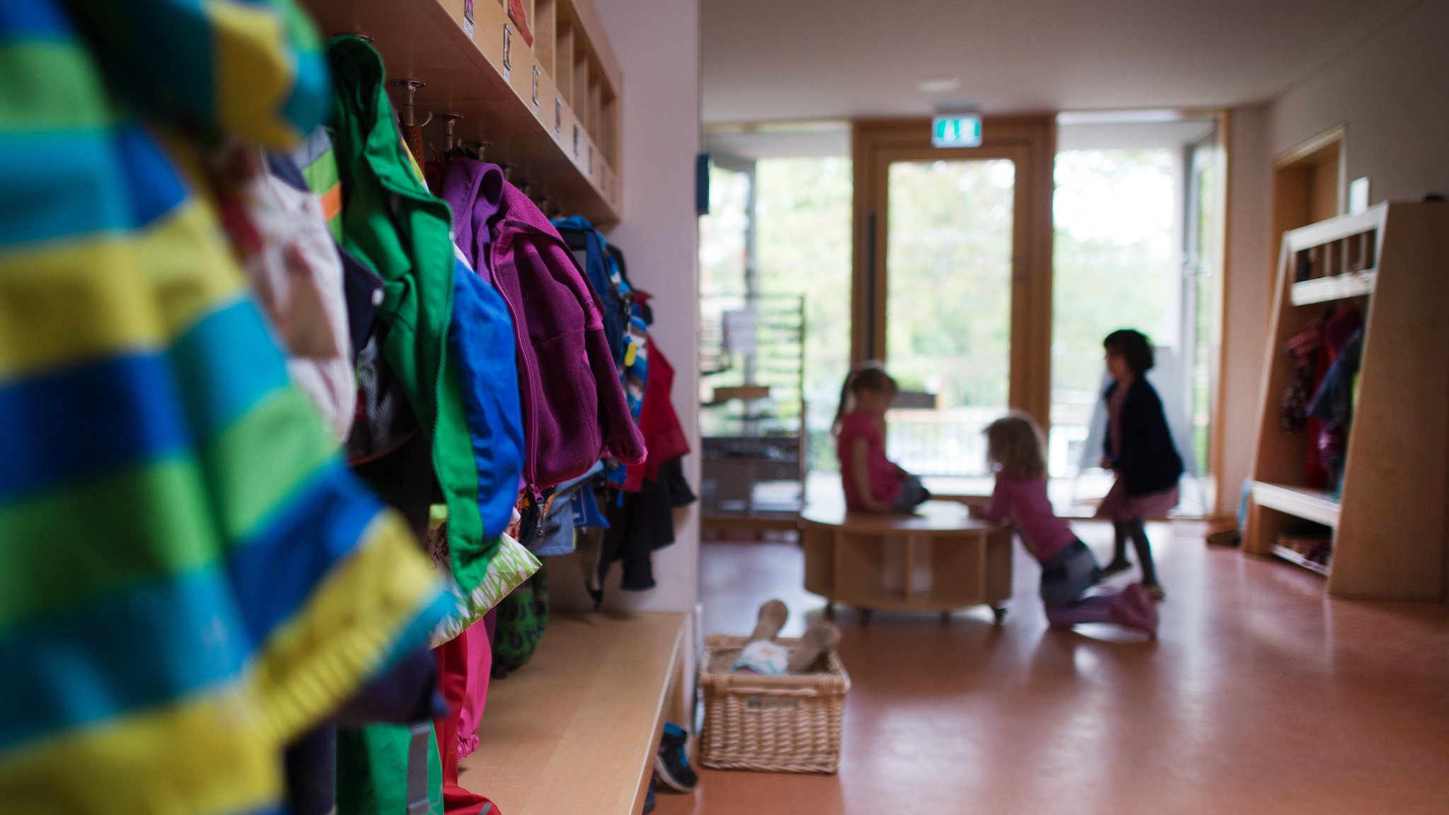 Kinder spielen in einer Kita 