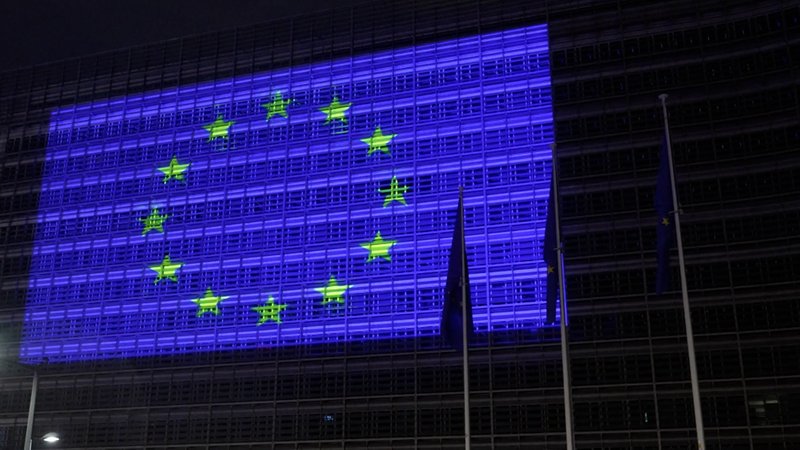 EU-Gebäude in Brüssel angestrahlt mit EU-Sternenflagge