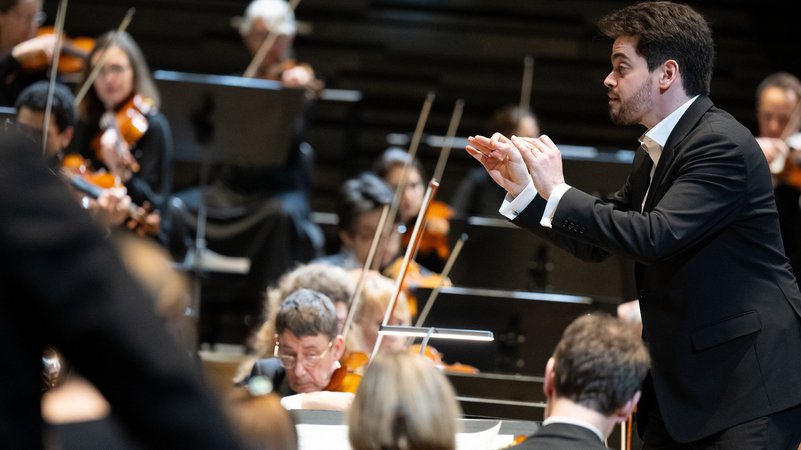 Dirigent Lahav Shani und die Münchner Philharmoniker (Archivbild vom 26.01.2024). | Bild: dpa-Bildfunk/Sven Hoppe Dirigent Lahav Shani und die Münchner Philharmoniker (Archivbild vom 26.01.2024).