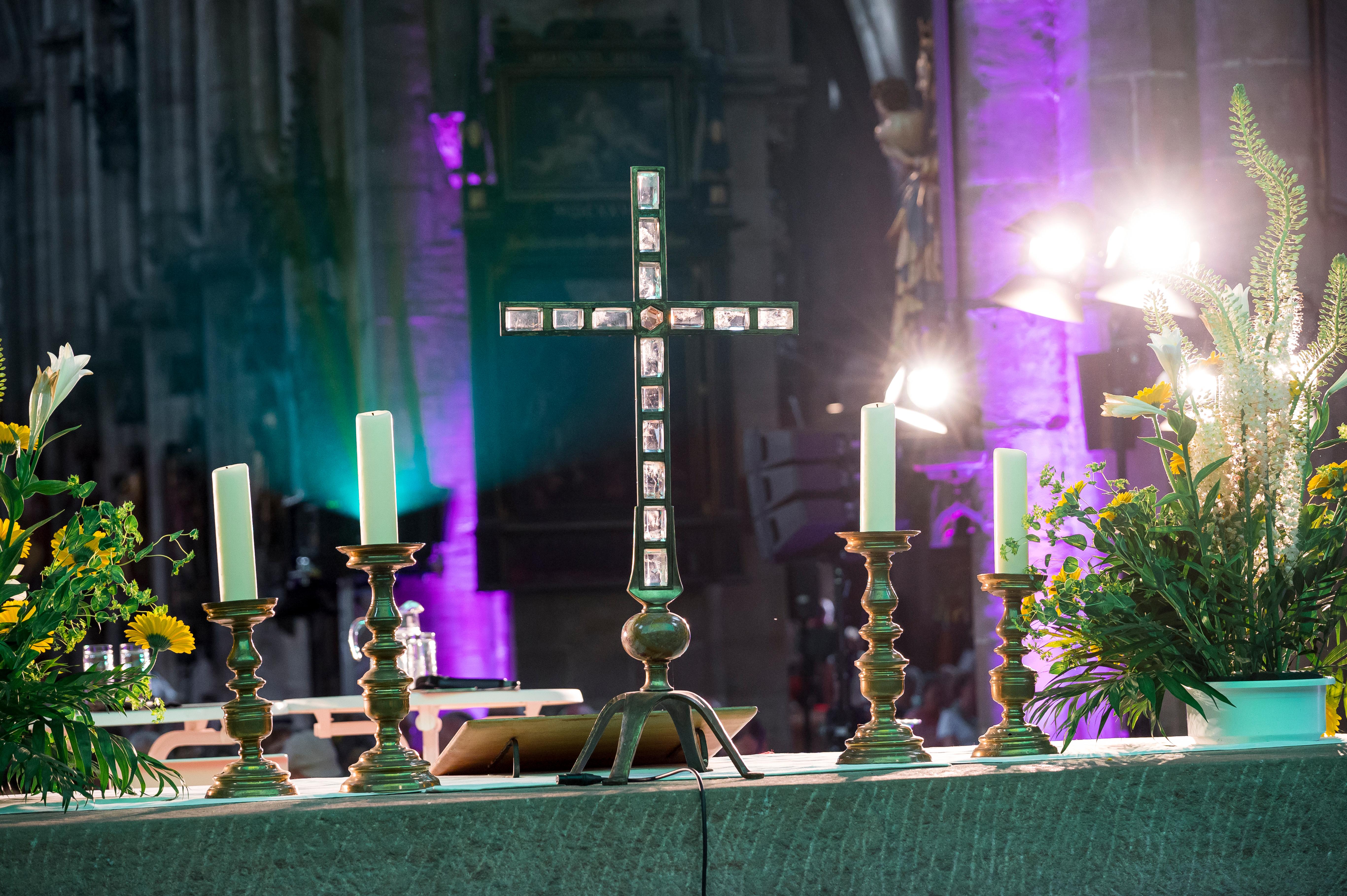 Symbolbild: Auf dem Altar in der Sebalduskirche steht ein Kreuz neben Kerzen und Blumen beim 38. Deutschen Evangelischen Kirchentag in Nürnberg.