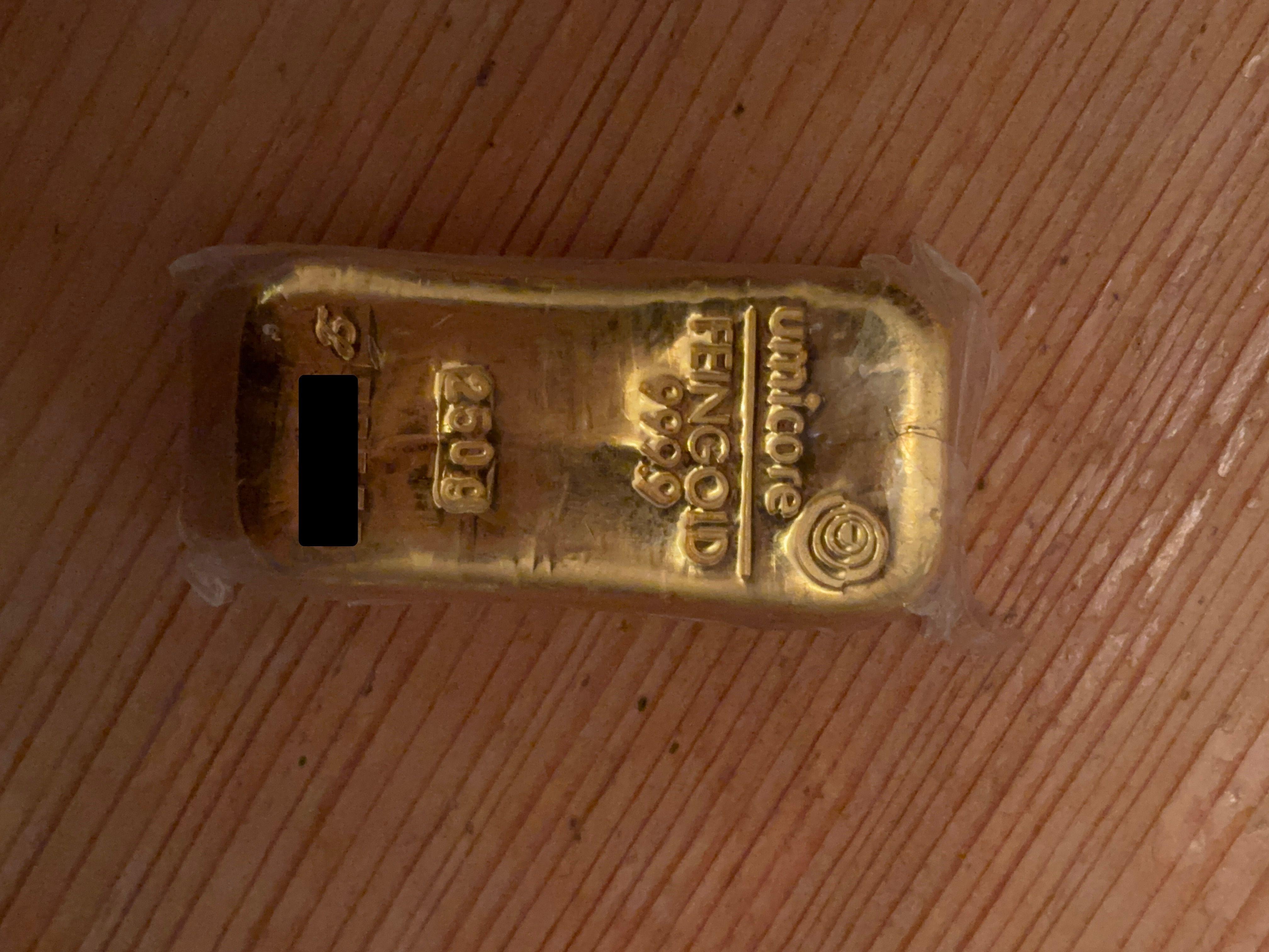 Ein Goldbarren der Firma Umicore liegt auf einem Tisch