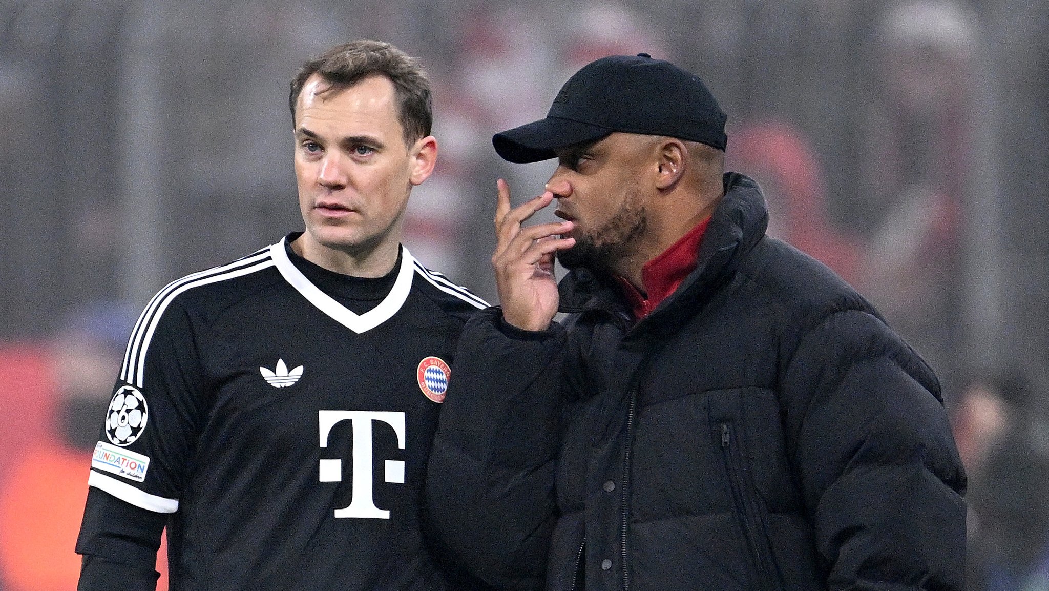 FC-Bayern-Coach Vincent Kompany (r.) und Manuel Neuer