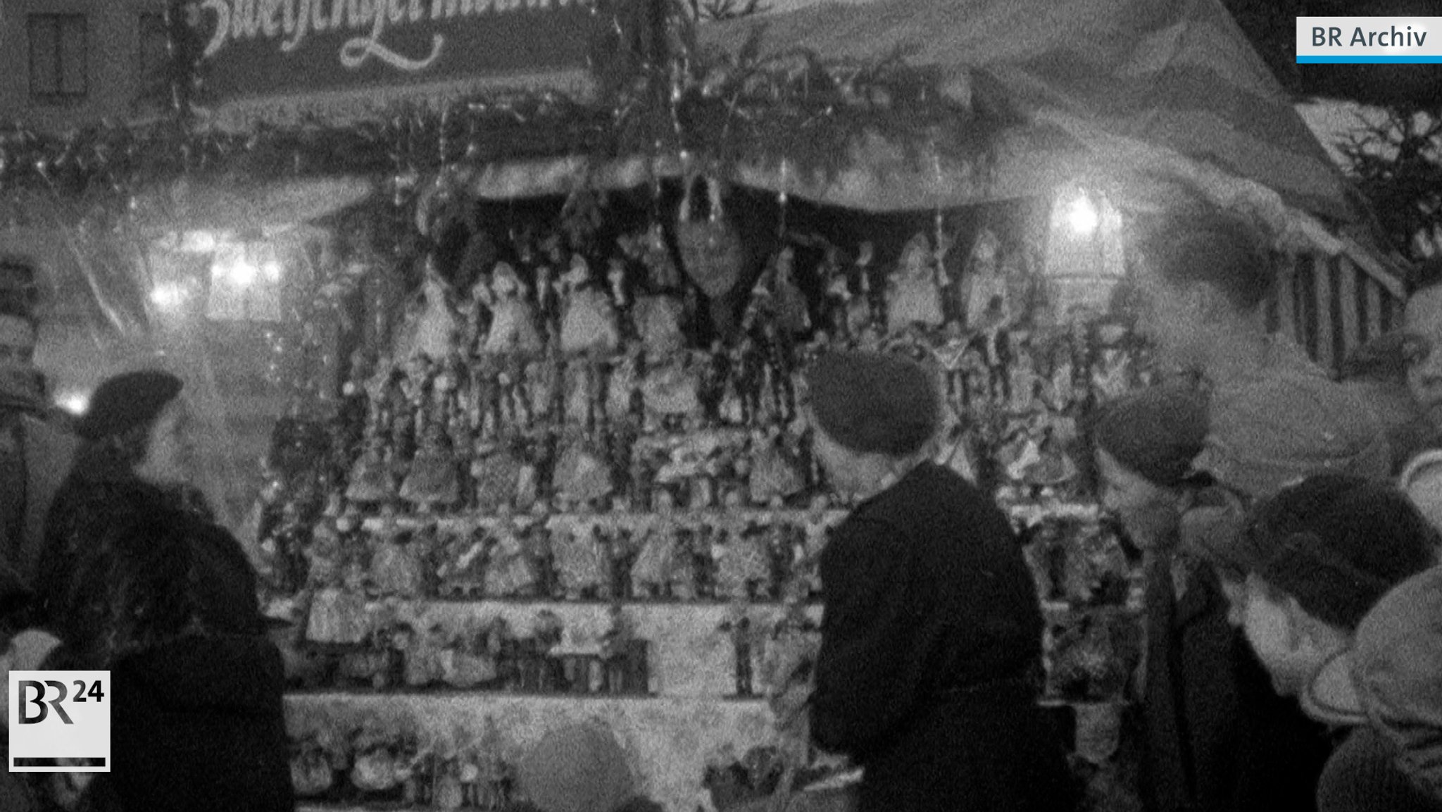 Stand mit Zwetschgenmännla und - weibla auf dem Nürnberger Christkindlesmarkt