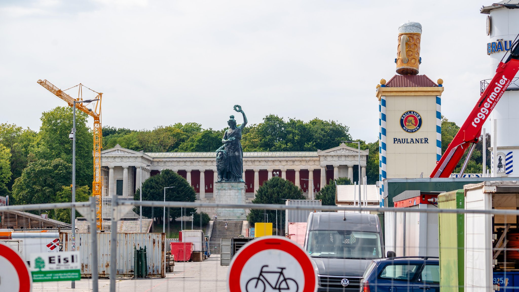 Eine der größten Baustellen Europas - Der Aufbau des Oktoberfests auf der Münchner Theresienwiese