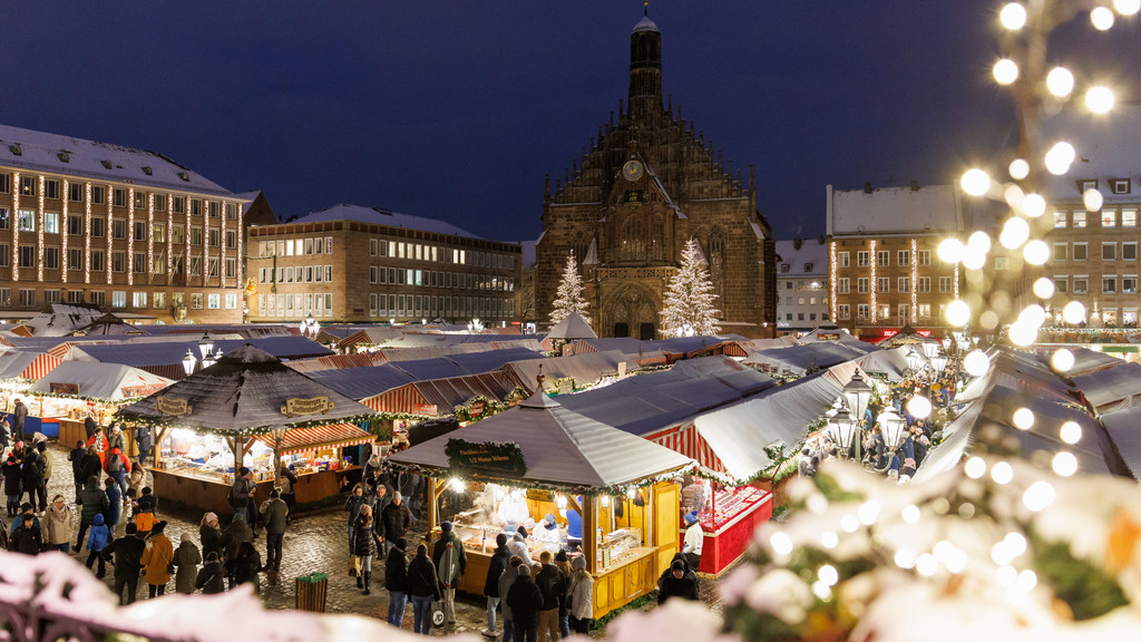 Schnee bedeckt die Dächer der Buden auf dem Nürnberger Christkindlesmarkt.