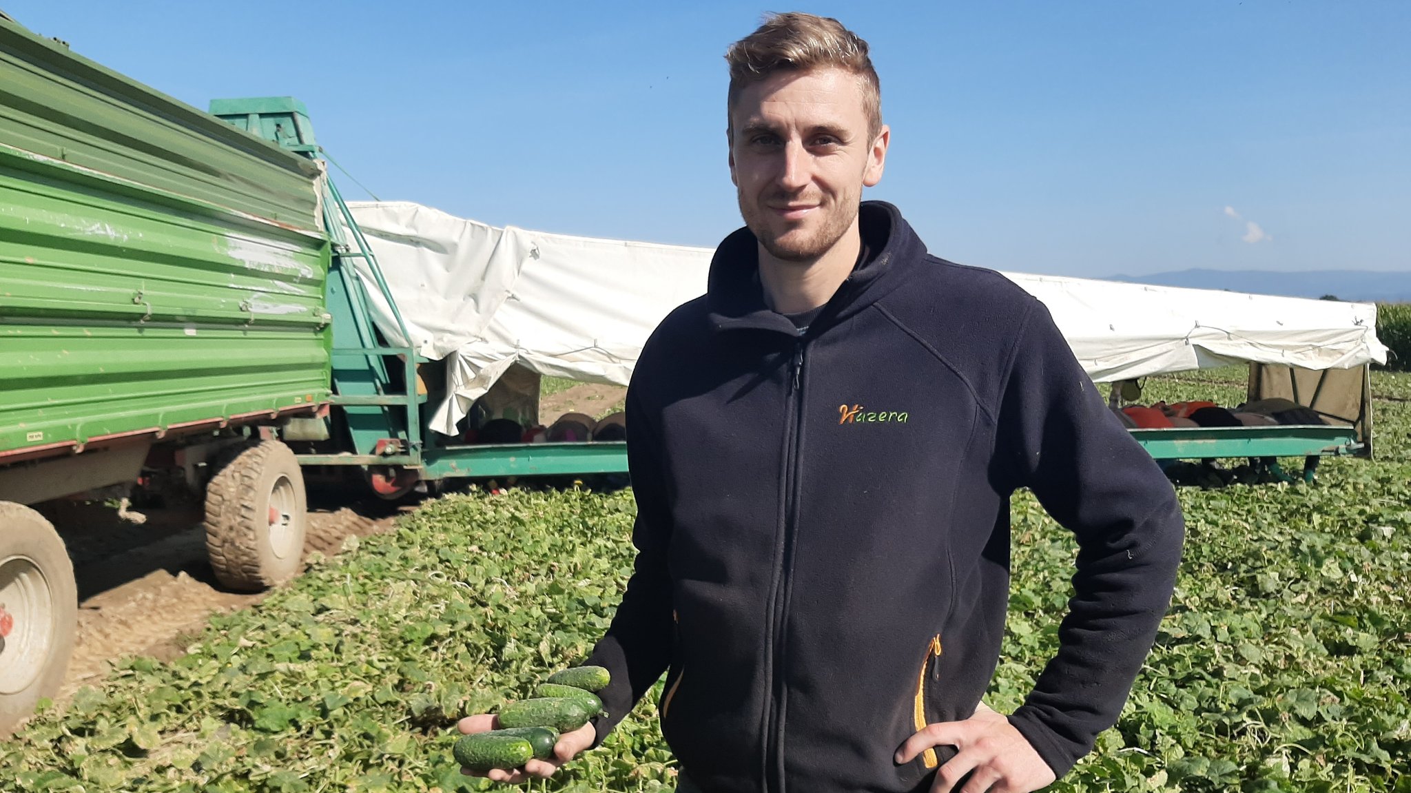 Martin Unverdorben mit Gurken aus seiner Ernte