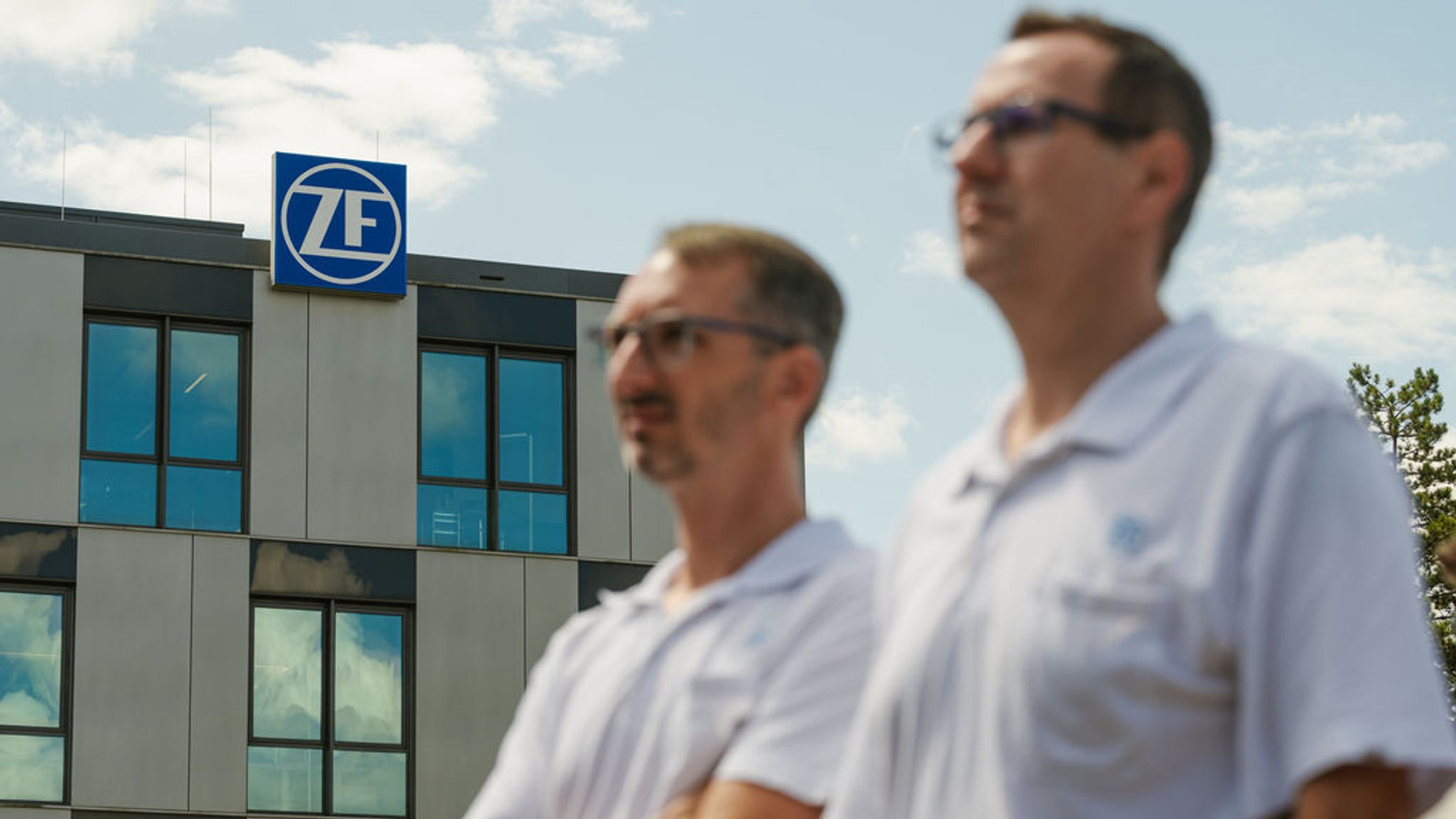 Mitarbeiter des ZF stehen bei einer Betriebsratsinfo vor dem Werk in Saarbrücken. Der Betriebsrat informiert dabei über die Pläne des Vorstandes. Foto: Oliver Dietze/dpa +++ dpa-Bildfunk +++ | Bild: dpa-Bildfunk/Oliver Dietze Mitarbeiter des ZF stehen bei einer Betriebsratsinfo vor dem Werk in Saarbrücken. Der Betriebsrat informiert dabei über die Pläne des Vorstandes. Foto: Oliver Dietze/dpa +++ dpa-Bildfunk +++