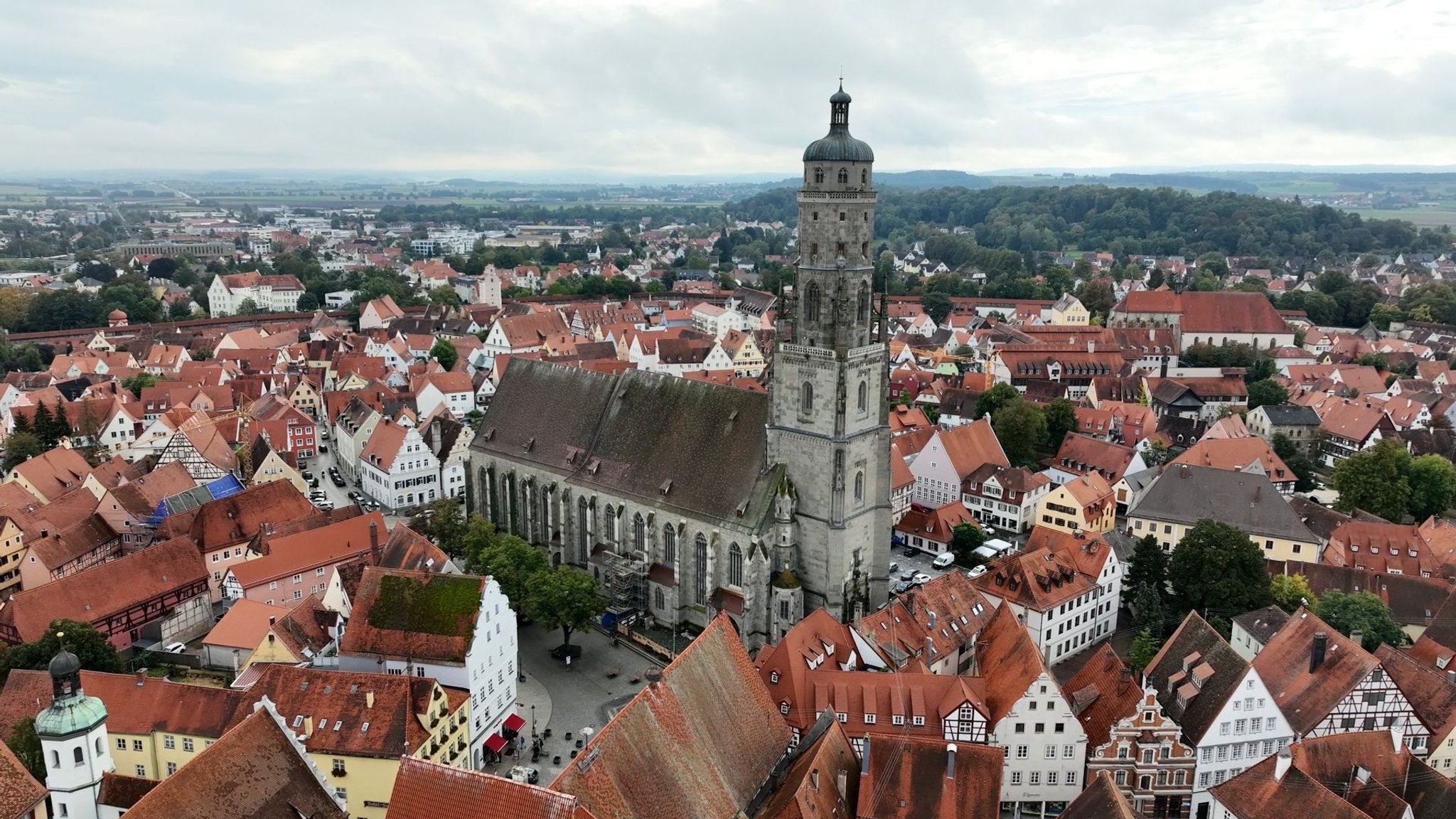 Nördlingen von oben - mit der St.-Georgskirche. Sie besteht zum Großteil aus Suevit, in dem Diamantensplitter stecken.