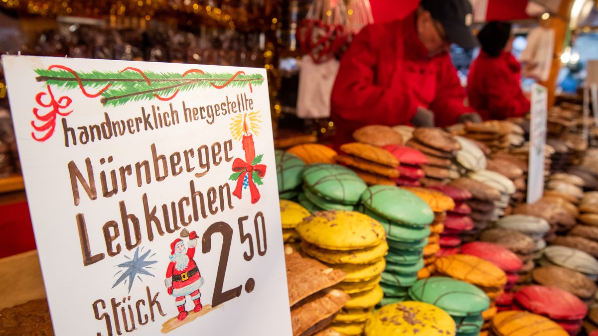 Nürnberger Lebkuchen liegen an einem Stand auf dem Nürnberger Christkindlesmarkt zum Verkauf aus.