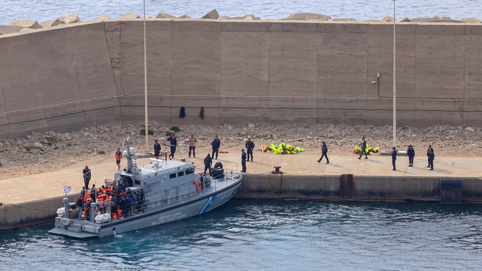 Griechische Küstenwache übergibt Gaza-Aktivisten Atherinolakkos bei Kreta den Behörden