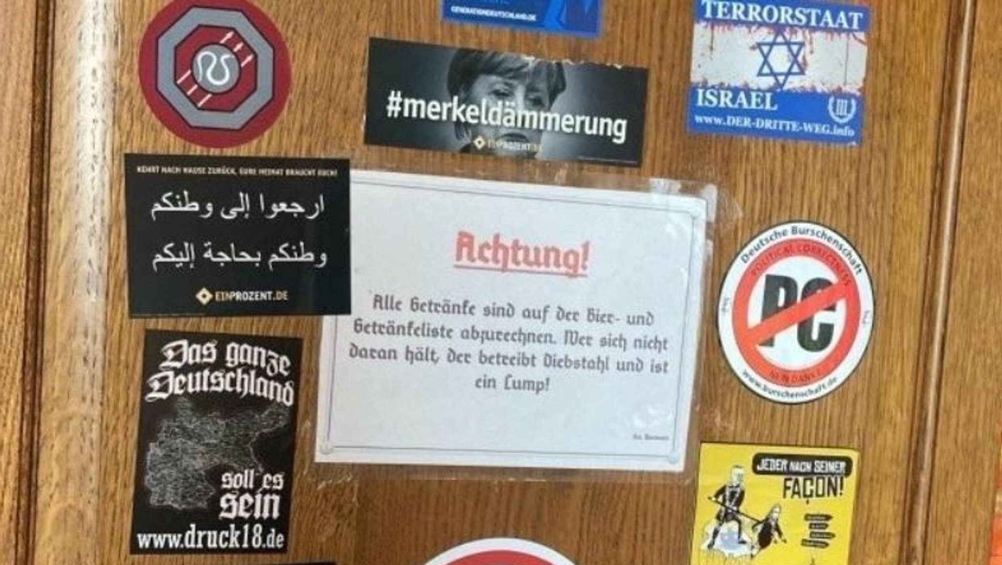 Ausschnitt eines Bildes der rechtsextremen Aufkleber auf dem Wandschrank