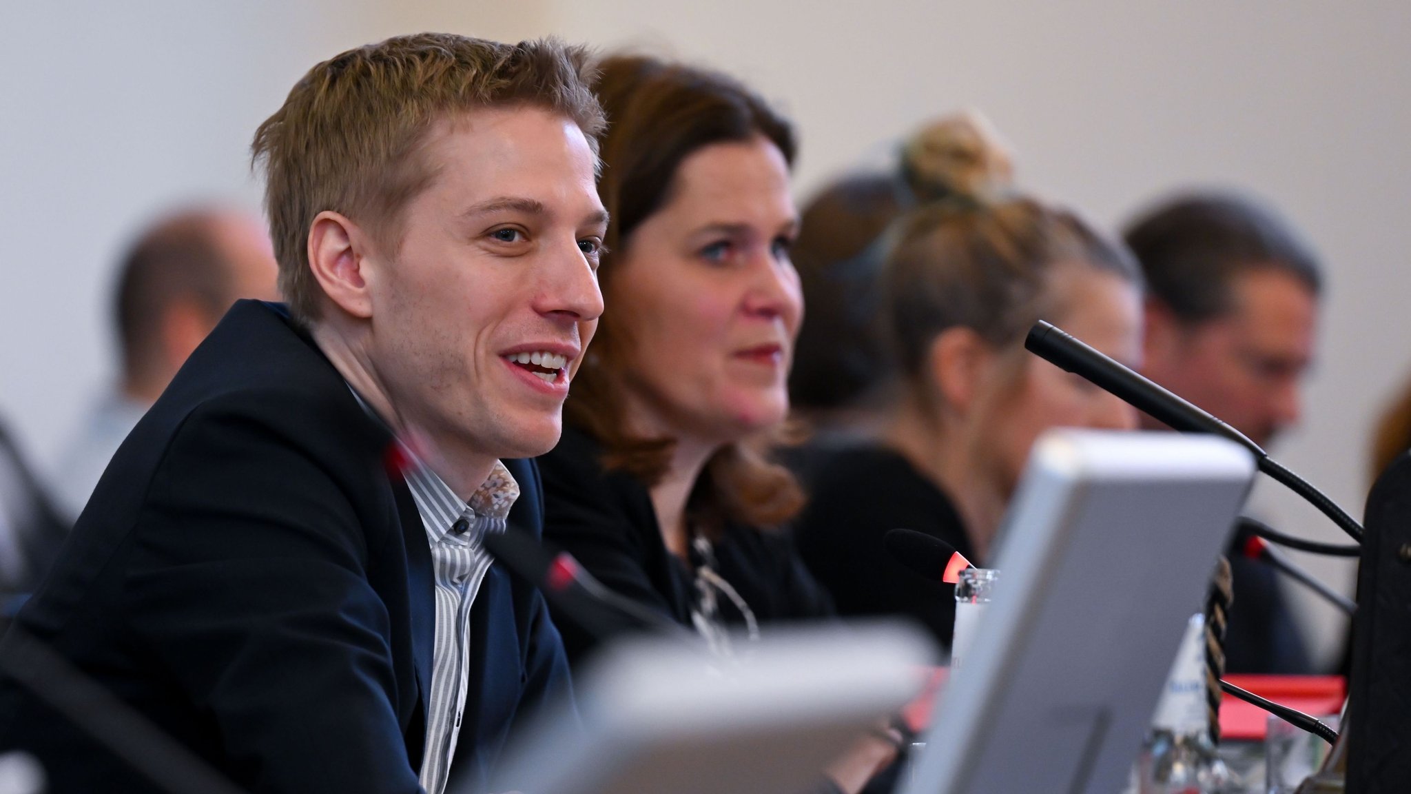 (Archivbild) Dominik Krause (Bündnis90/Die Grünen), designierter Oberbürgermeister der Stadt München, und Verena Dietl (SPD), dritte Bürgermeisterin der Stadt München, leiten erstmals in neuer Funktion die Vollversammlung des Stadtrats. Krause vertrat Oberbürgermeister Reiter (SPD), der noch bis Ende April im Amt war, nach seiner Niederlage bei der Stichwahl aber zunächst "bis auf weiteres" krankgeschrieben war.